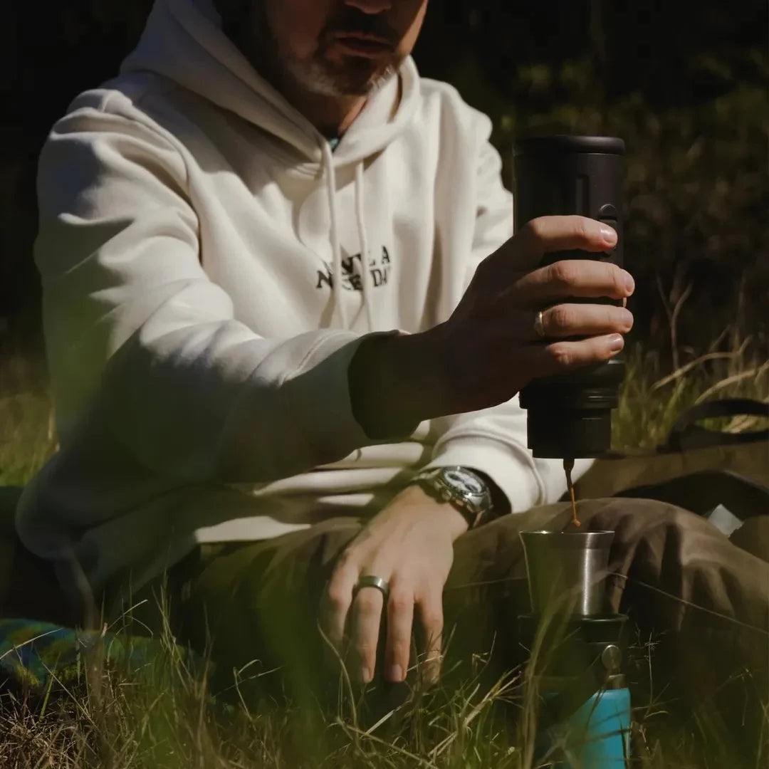 Cera_Portable_Espresso_Machine_Hiking_dba105f4-f9e1-48b8-b1dc-7ffaf9372845.webp